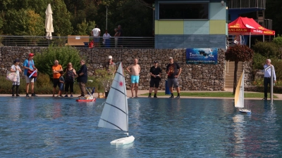 An seinem letzten Öffnungstag bot das Neustädter Waldbad seinen Gästen ein vielseitiges Programm, unter anderem mit zwei Modellbauklubs aus Nürnberg, einer davon ließ seine Boote in einem der Becken fahren.  (Foto: Andreas Reum)