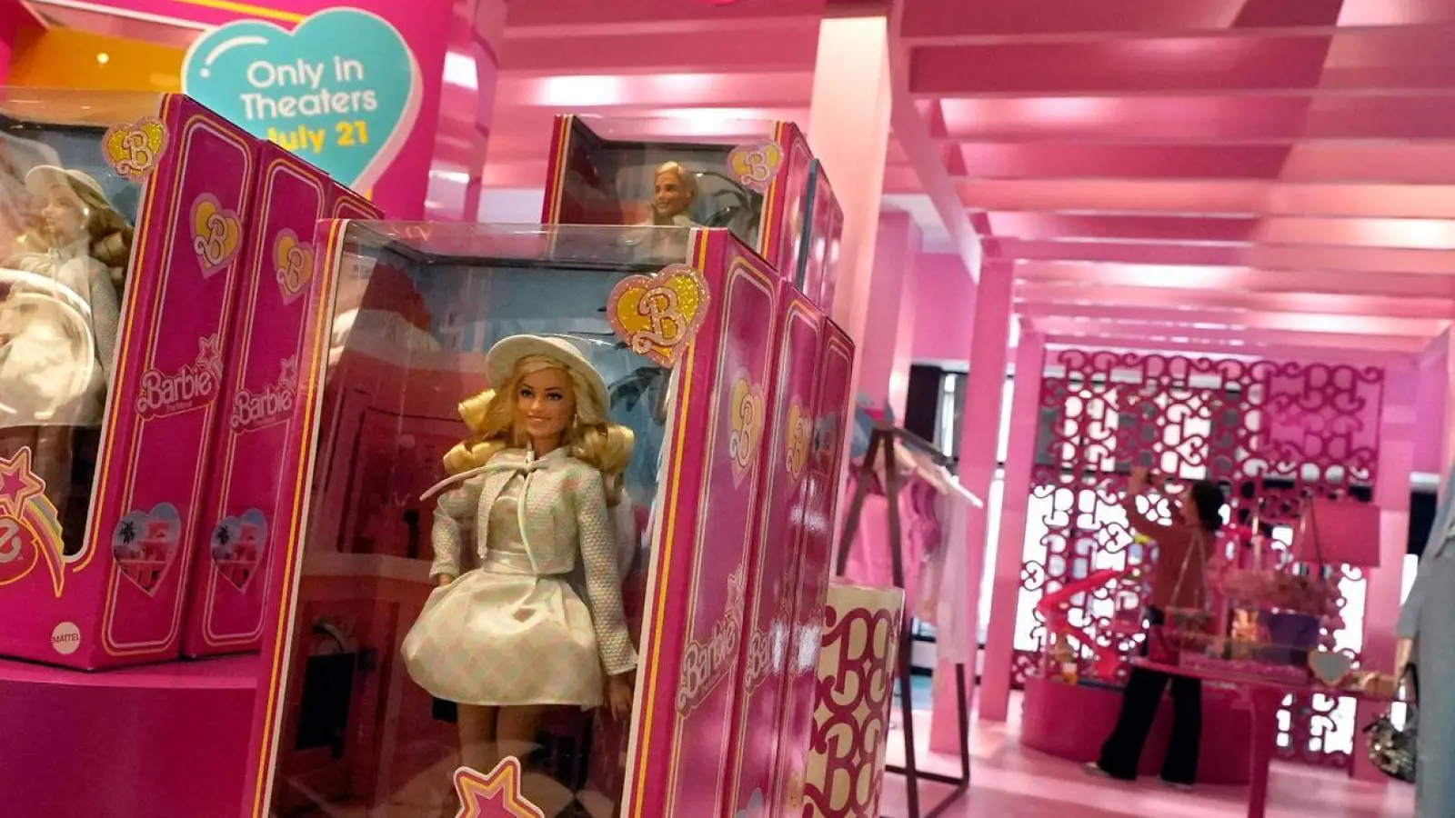 Der „Barbie“-Film hat weltweit mehr als eine Milliarde Dollar eingespielt und auch das zuvor oft schwächelnde Interesse an Barbie-Produkten angekurbelt. (Foto: Richard Drew/AP)