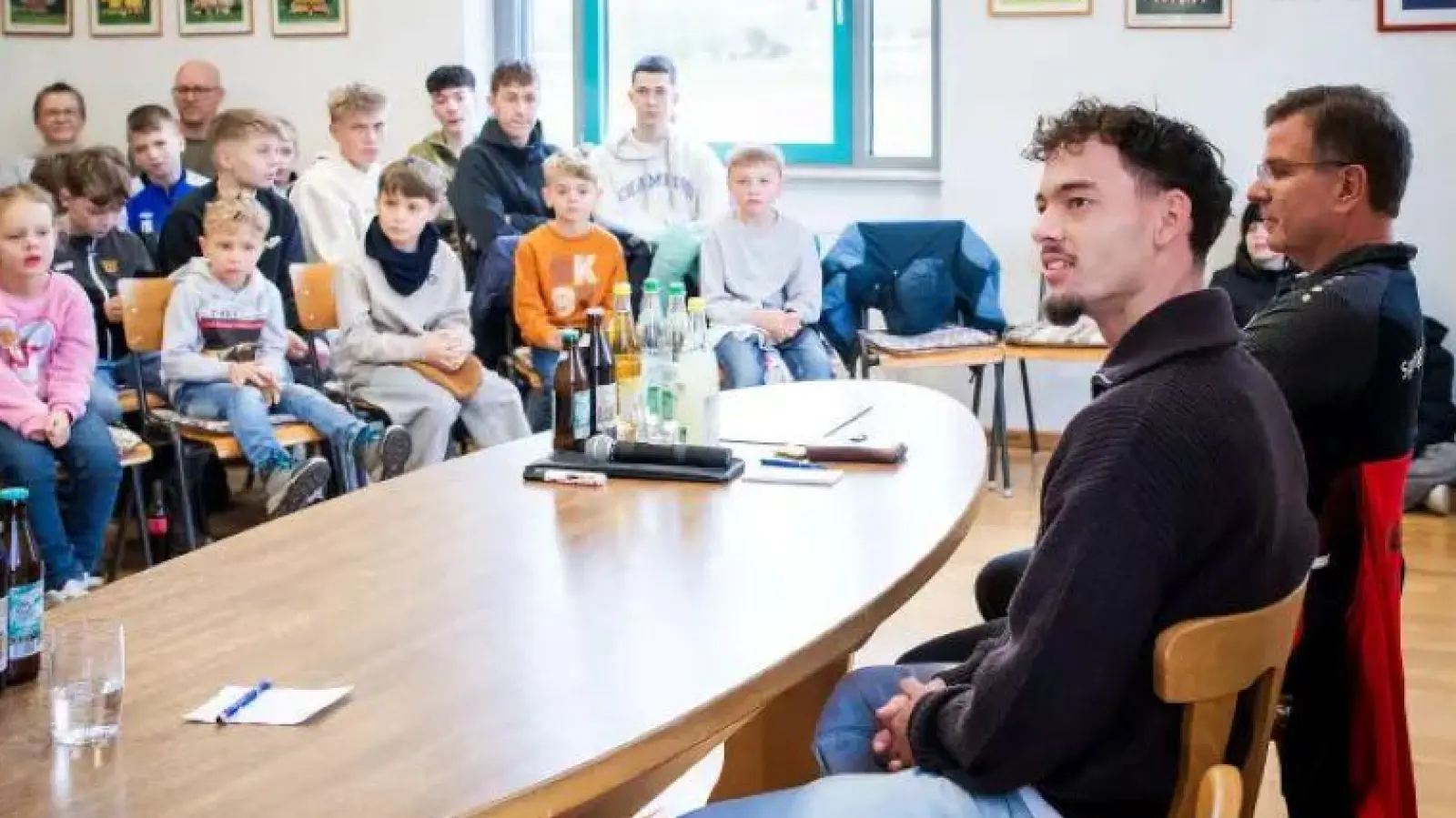 An die 180 Besucherinnen und Besucher waren gekommen, um an der Frage- und Autogrammstunde mit Bundesligaprofi Aaron Zehnter vom VfL Wolfsburg teilzunehmen.  (Foto: Silvia Gralla)