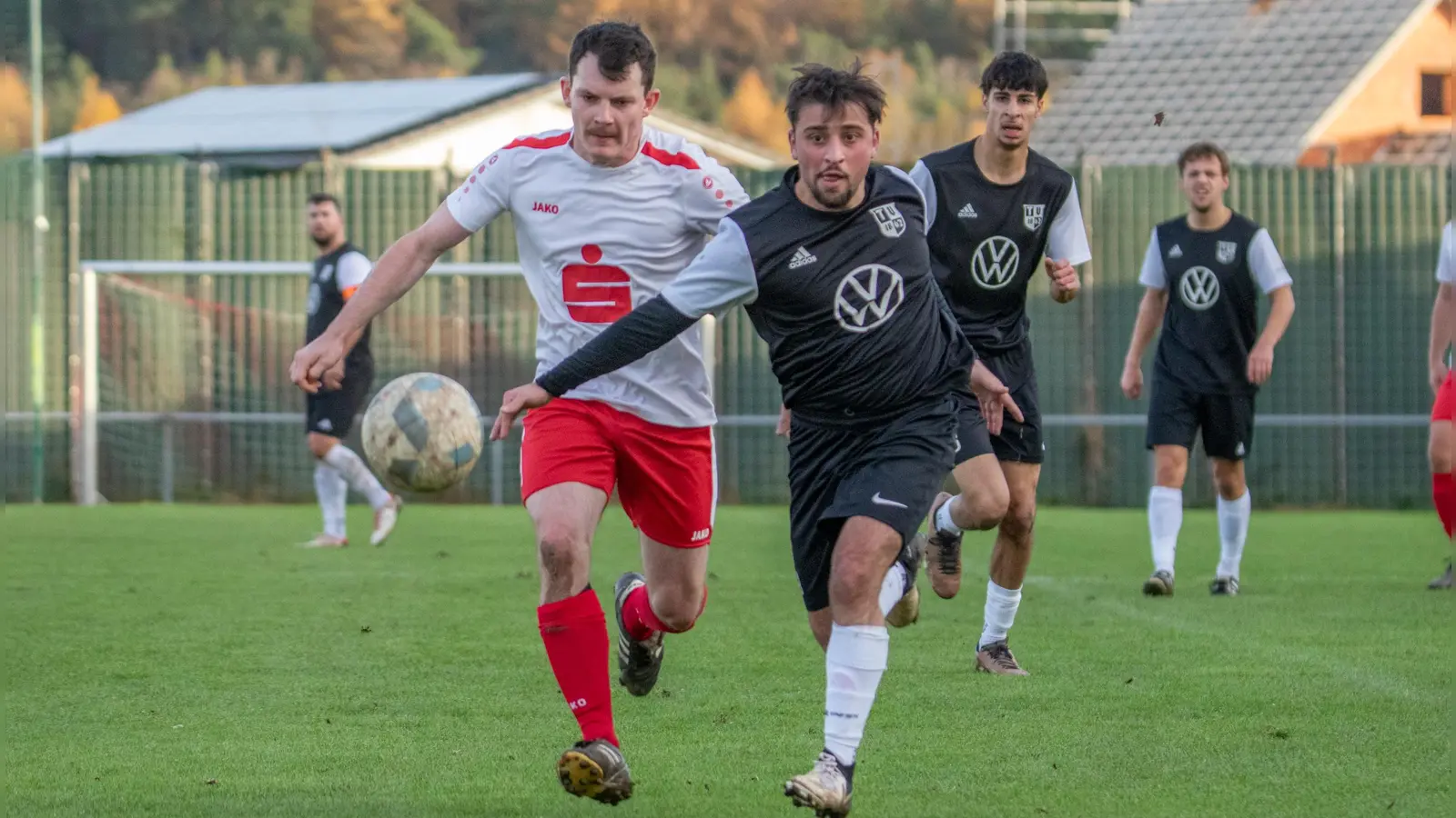 Die SG Wilburgstetten/Mönchsroth (links Sascha Dombrowski, in der Vorsaison gegen den TV Leutershausen) kämpft als Tabellenzweiter um den Wiederaufstieg. (Foto: Markus Zahn)