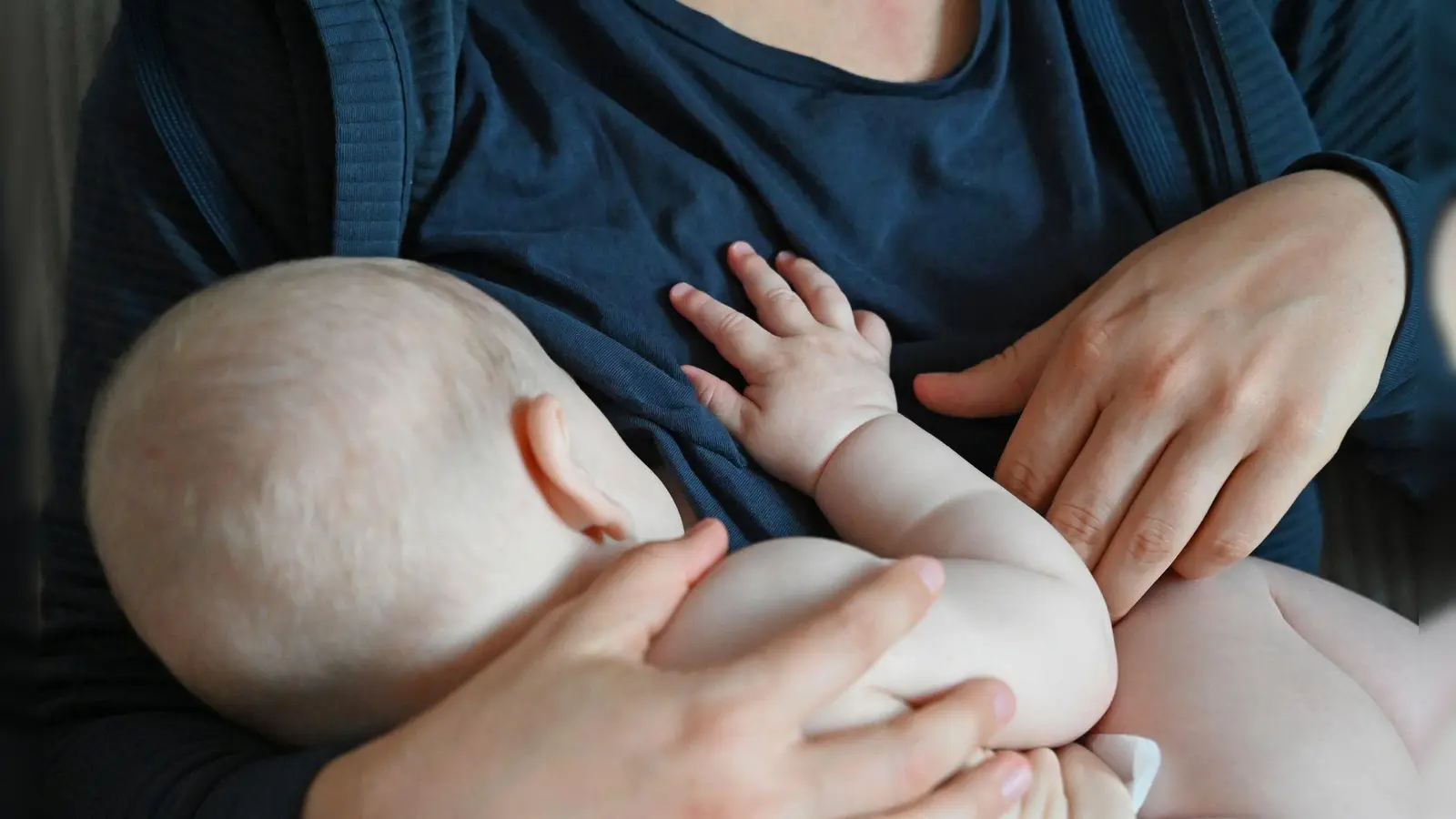 Ein Baby zu bekommen bleibt auch in krisenreichen Zeiten ein häufiger Wunsch. (Symbolbild) (Foto: Elisa Schu/dpa)