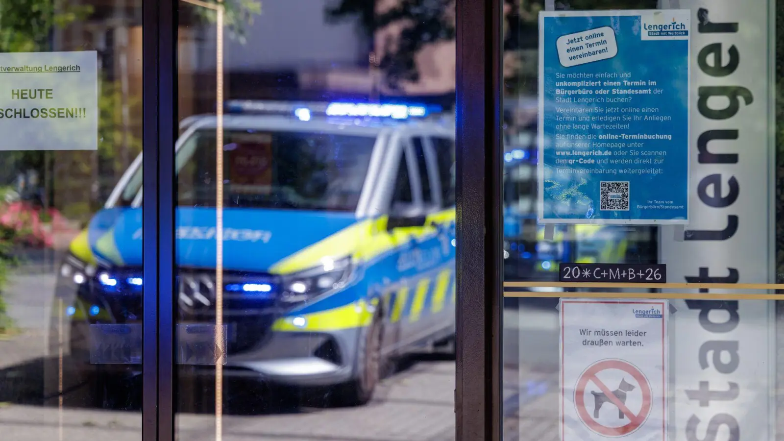 Ein Mann hat sich im Rathaus von Lengerich bei Münster mit einer brennbaren Flüssigkeit übergossen. (Foto: David Ebener/dpa)