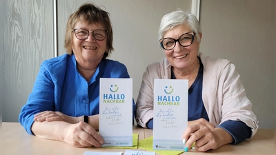 Elisabeth Derrer (links) und Uta Gampe koordinieren die Nachbarschaftshilfe in Bad Windsheim. Sie haben Flyer gestalten lassen, die über das Angebot informieren. (Foto: Nina Daebel)