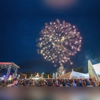 Das Feuerwerk über der Neustädter Kerwa: Eine Tradition, die die meisten Kirchweih-Besucher nicht missen wollen.  (Foto: Mirko Fryska)