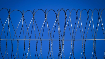 Der Digitalfunk von zahlreichen Haftanstalten lässt sich mit einem geringen technischen Aufwand auch aus der Ferne abhören. (Foto: Soeren Stache/dpa)