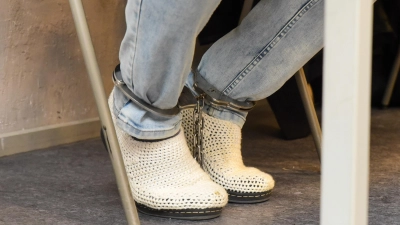 Auch am zweiten Verhandlungstag schweigt der Angeklagte im Mordprozess gegen ihn. Im Gerichtssaal muss er durchgehend eine Fußfessel tragen. (Foto: Irmeli Pohl)