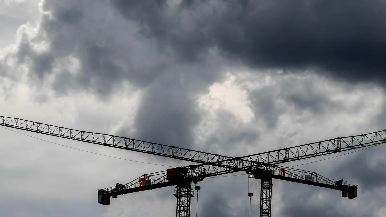 Die deutsche Wirtschaft wird nach Einschätzung des Ifo-Instituts in diesem und im nächsten Jahr schwächer wachsen als erwartet. (Symbolbild) (Foto: Britta Pedersen/dpa-Zentralbild/dpa)