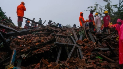 Durch den Erdrutsch sind mehrere Menschen getötet worden - weitere werden vermisst. (Foto: Rafiq Maqbool/AP/dpa)