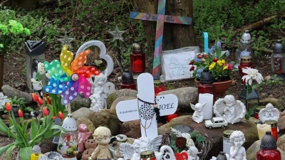 Kreuze, Figuren, Kerzen und Blumen stehen an der Stelle, wo der sechsjährige getötete Joel gefunden wurde. (Foto: Bernd Wüstneck/dpa)