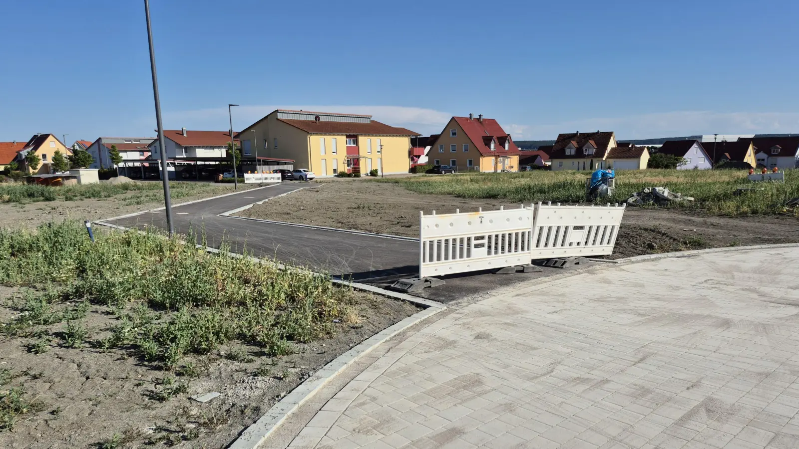 Die Verbindung zwischen der Siedlung Schrotfeld 15.2 im Hintergrund und dem neu erschlossenen Schrotfeld 15.4: Dass die Stadt die erste Ausführung der Straße kurz nach deren Bau wieder beseitigen und den Weg anders anlegen ließ, sorgt für Ärger. (Foto: Peter Zumach)