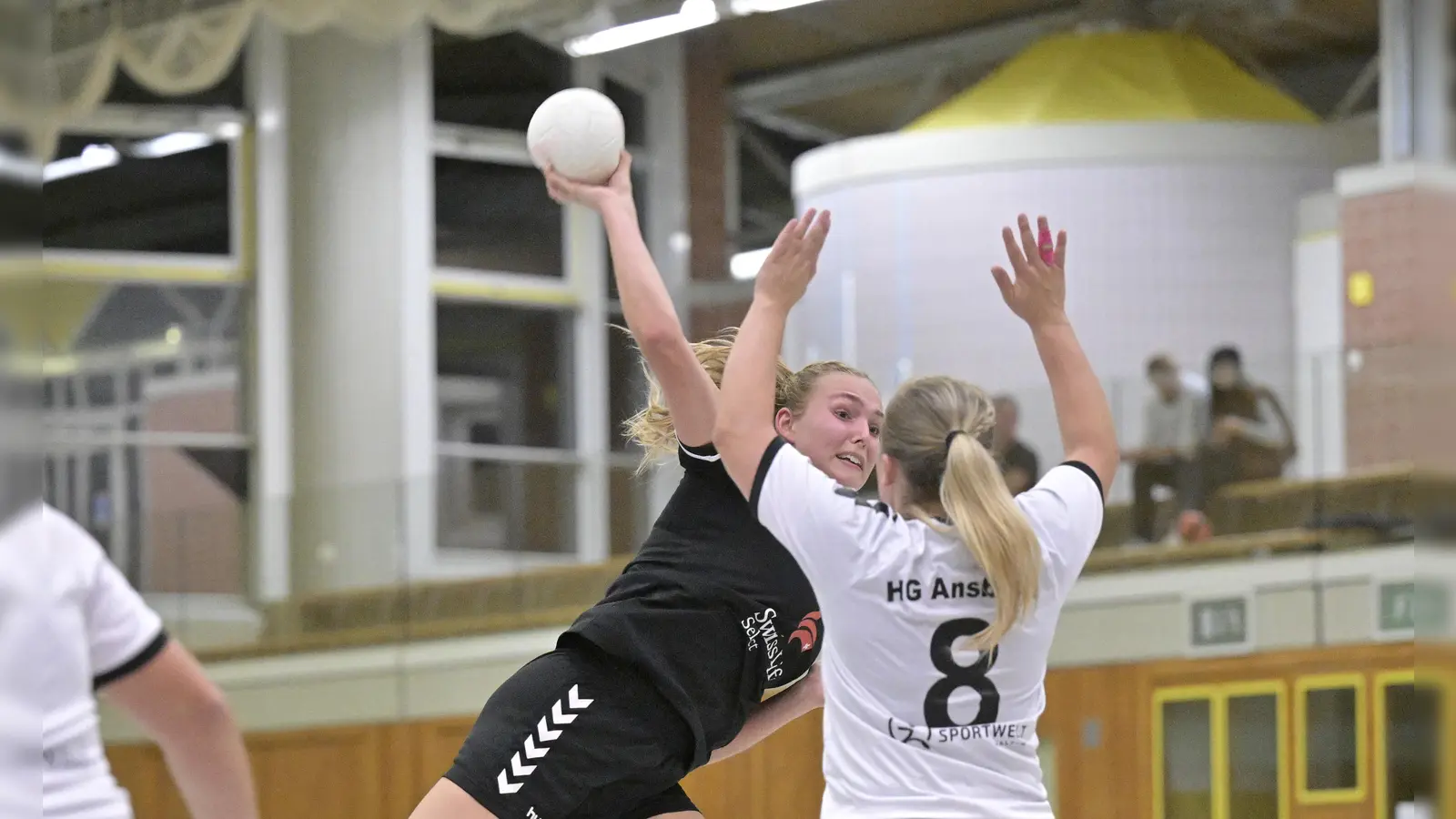 Charlotte Riedel (am Ball) war in der Aufstiegssaison die beste Werferin beim TSV Rothenburg. (Foto: Martin Rügner)