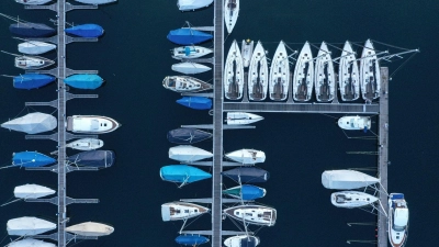 Mehrere Segel- und Motorboote liegen im Yachthafen am Bodensee. (Foto: Felix Kästle/dpa)