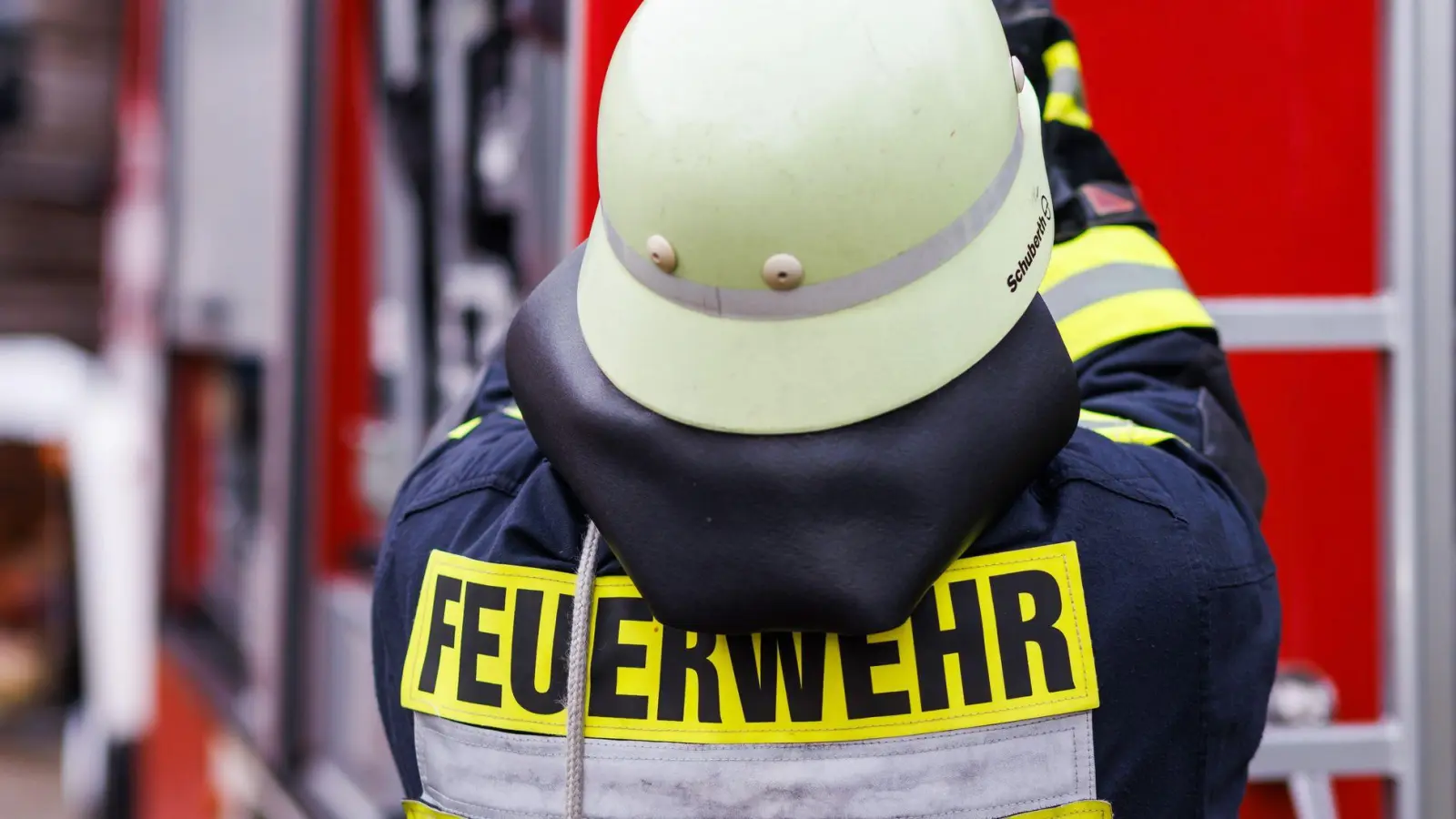 Rund 40 Einsatzkräfte der Feuerwehr Hanau und etwa 90 Kräfte aus dem Landkreis Aschaffenburg löschten das Feuer. (Symbolbild) (Foto: Philipp von Ditfurth/dpa)