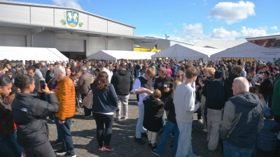 Dicht an dicht tummelten sich die Gäste beim Brauereifest auf dem Gelände an der Heiningerstraße in Dinkelsbühl.  (Foto: Peter Tippl)