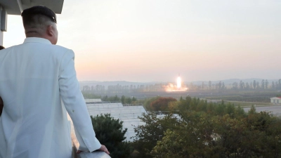 Diese Aufnahme zeigt nach Angaben der staatlichen nordkoreanischen Nachrichtenagentur KCNA Machthaber Kim Jong Un bei einem Raketentest. Der Inhalt kann nicht unabhängig verifiziert werden. (Foto: -/kcna/kns/dpa)