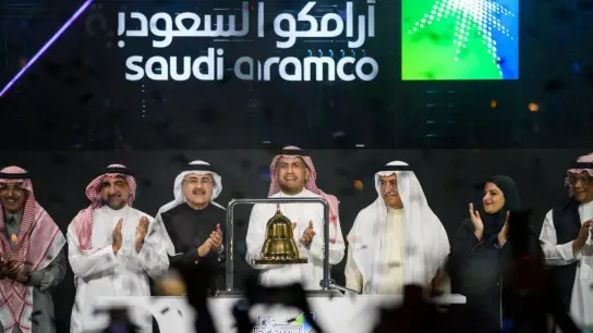 Vertreter der staatlichen saudi-arabischen Ölgesellschaft Aramco feiern 2019 in Riad den Börsengang des Konzerns. (Foto: -/Saudi Press Agency/dpa)