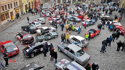 Bevor die teilnehmenden Fahrzeuge zum Prolog aufbrechen, werden sie am Dienstag, 10. Februar, auf dem Marktplatz zu begutachten sein. Das Foto entstand bei der Auflage 2024. (Archivbild: Jürgen Binder)
