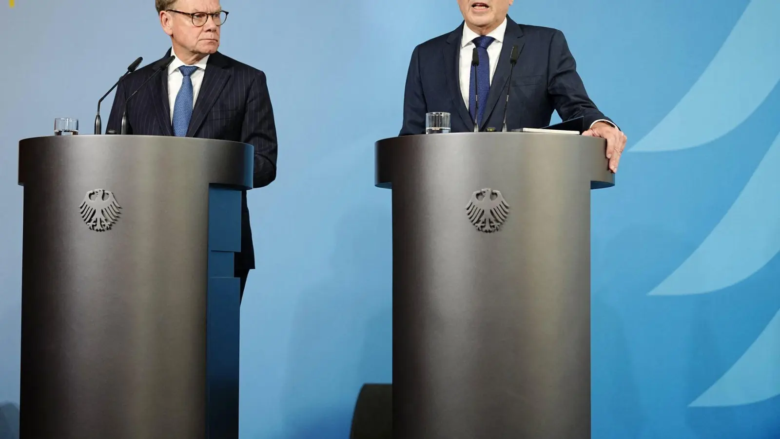 Außenminister Johann Wadephul (CDU) und Bundesinnenminister Alexander Dobrindt (CSU) sind sich sicher: Hinter dem gescheiterten Anschlag steckt Russland. (Foto: Kay Nietfeld/dpa)