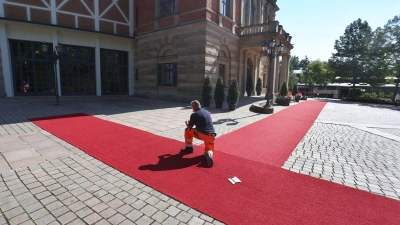 Der rote Teppich vor dem Festspielhaus auf dem Grünen Hügel in Bayreuth. (Foto: Karl-Josef Hildenbrand/dpa)