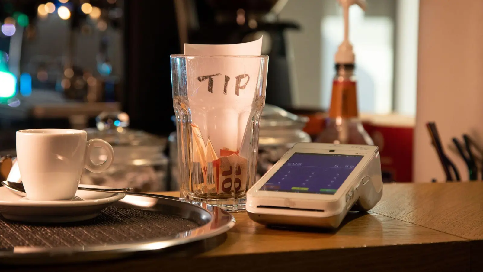 Kommt die Rechnung mit einer kleinen Aufmerksamkeit, sind viele Menschen eher bereit, Trinkgeld zu geben. (Foto: Christin Klose/dpa-tmn)