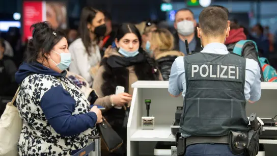 Ukraine-Flüchtlinge aus Moldau warten auf dem Flughafen Frankfurt auf ihre Registrierung durch die Bundespolizei. (Foto: Boris Roessler/dpa)