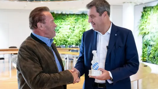 Markus Söder (r, CSU) verleiht Arnold Schwarzenegger den blauen Panther (Bayerischer Filmpreis). (Foto: Sven Hoppe/dpa)