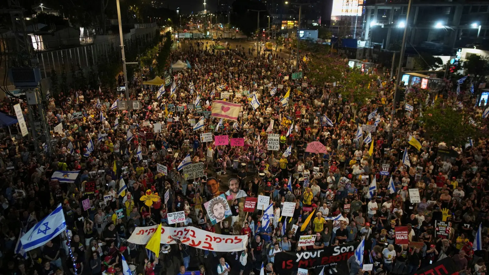 Erneut fordern in Israel Tausende ein Ende des Gaza-Kriegs.   (Foto: Ohad Zwigenberg/AP/dpa)
