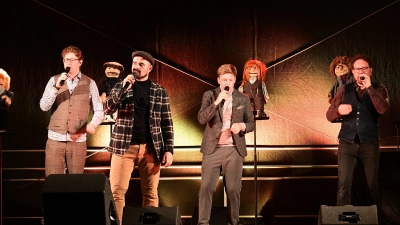 Zu ihrem Jubiläumskonzert stand Viva Voce sowohl in der aktuellen Besetzung – von links: Andreas Kuch, Bastian Hupfer, David Lugert und Heiko Benjes – als auch in vormaligen Zusammensetzungen auf der Bühne. Zudem hatten sie ihre Handpuppen-Doubles mitgebracht. (Foto: Judith Marschall)