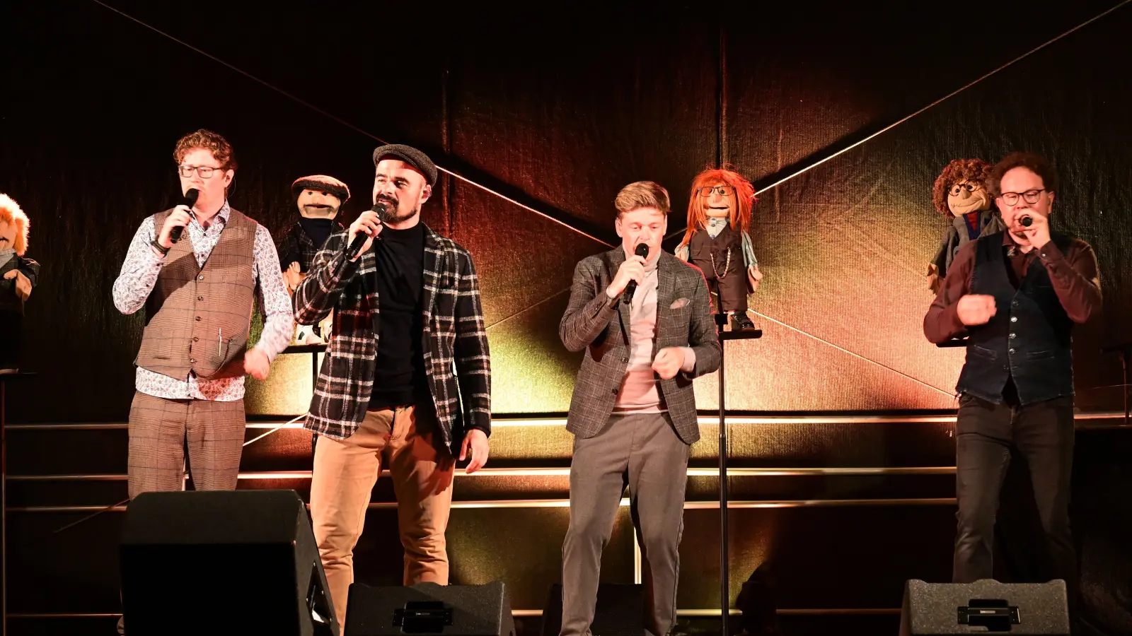 Zu ihrem Jubiläumskonzert stand Viva Voce sowohl in der aktuellen Besetzung – von links: Andreas Kuch, Bastian Hupfer, David Lugert und Heiko Benjes – als auch in vormaligen Zusammensetzungen auf der Bühne. Zudem hatten sie ihre Handpuppen-Doubles mitgebracht. (Foto: Judith Marschall)