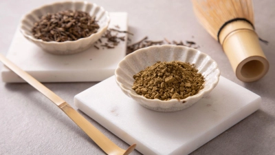 Hojicha-Pulver ist eine pulverisierte Form von Hojicha-Tee, einer traditionellen Sorte aus Japan, die aus gerösteten Grünteeblättern hergestellt wird. (Foto: Christin Klose/dpa-tmn)
