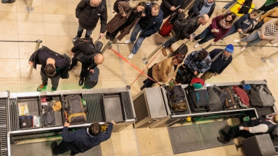 Am BER stand zwischenzeitlich der Betrieb still. (Foto: Carsten Koall/dpa)