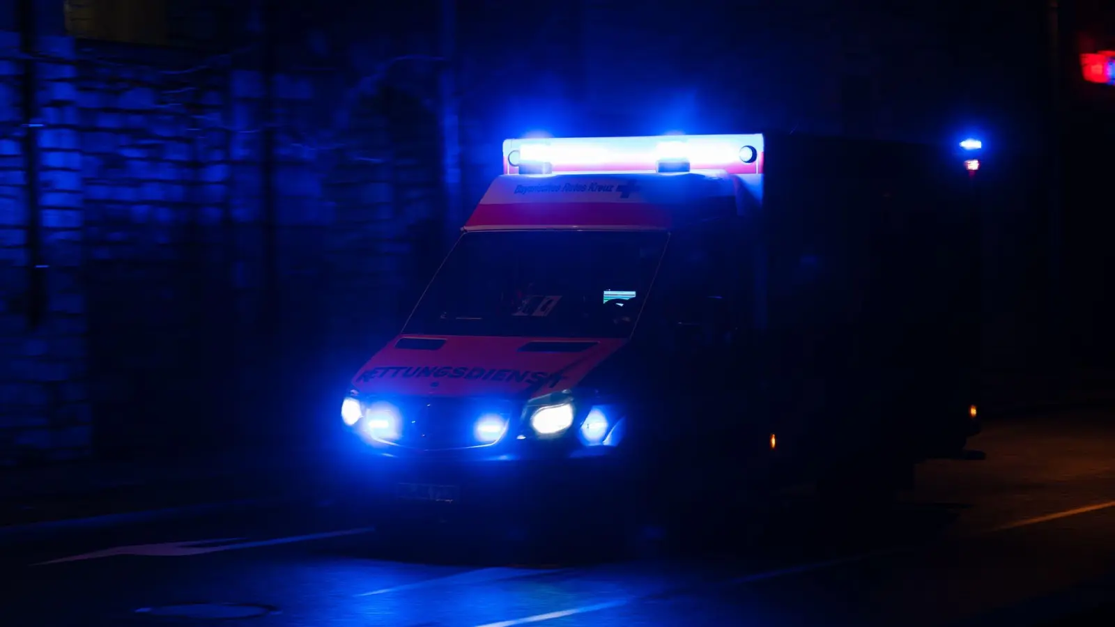 Der 36-Jährige wurde schwer verletzt in ein Krankenhaus gebracht. (Symbolbild) (Foto: Nicolas Armer/dpa)