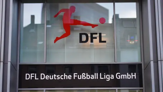 Das Logo der DFL am Eingang der DFL-Zentrale in Frankfurt/Main. (Foto: Frank Rumpenhorst/dpa)