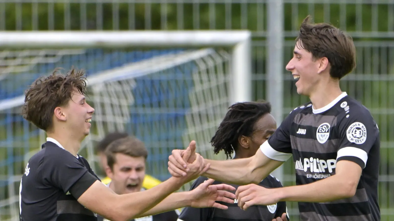 Der ESV Ansbach-Eyb hatte gegen den Tabellenführer mehrfach Grund zum Jubeln. Hier freuen sich Leon Uhrlau und Jan Schmitt (von links) über das 2:2.  (Foto: Martin Rügner)