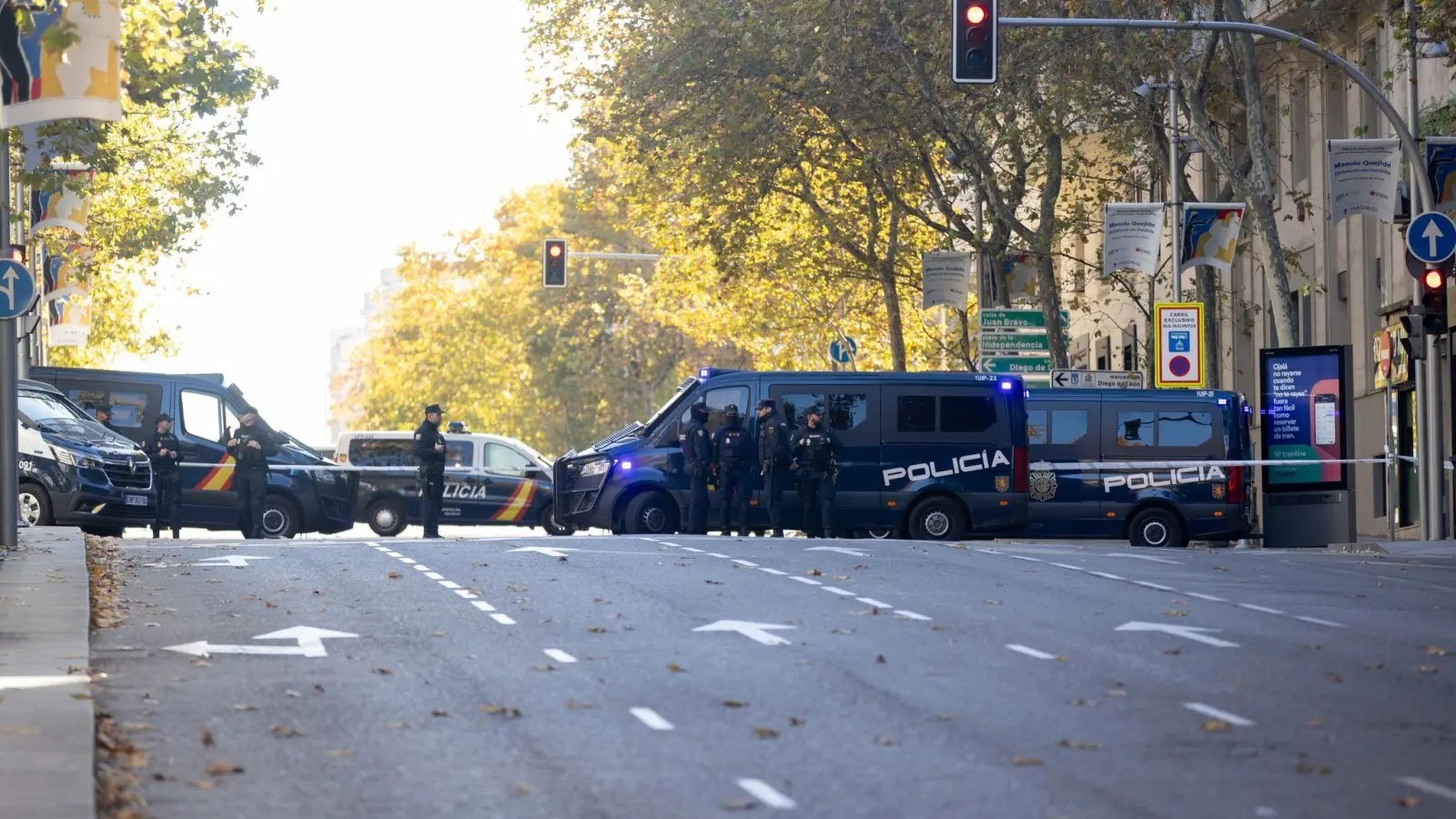 Polizisten vor der US-Botschaft in Madrid. (Foto: Eduardo Parra/EUROPA PRESS/dpa)