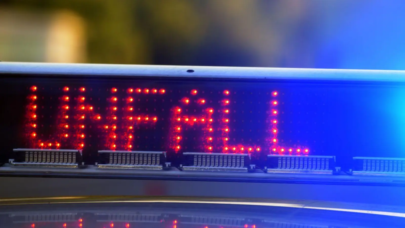 Nach dem Unfall bei Chamerau (Landkreis Cham) wurden die Beteiligten mit schweren Verletzungen in Krankenhäuser gebracht. (Symbolbild) (Foto: Stefan Puchner/dpa)