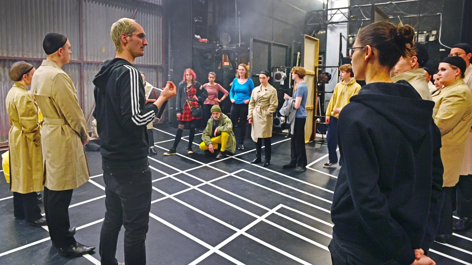 Mit dem Ensemble bei der Probe zu „Die Stunde da wir nichts voneinander wussten“: Regisseur Jan Holtappels (dritter von links). Peter Handke schickt in seinem Stück mehr als 250 Figuren über einen Platz. (Foto: Jim Albright)