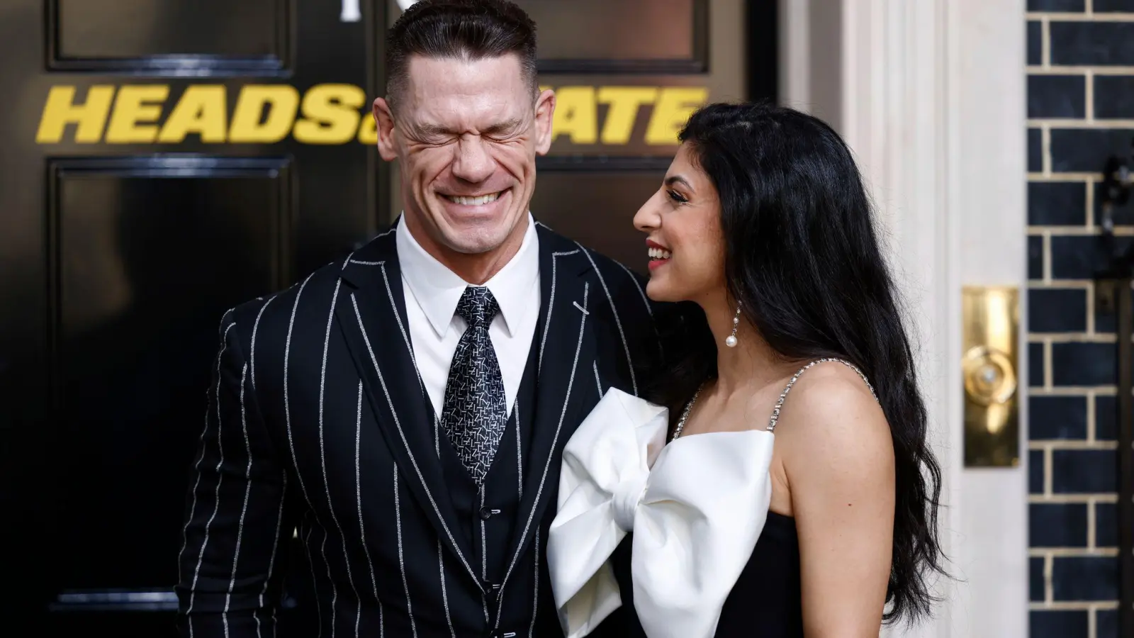In dem Film „Heads Of State“ spielt John Cena (hier mit seiner Frau Shay Shariatzadeh bei der Filmpremiere) den US-Präsidenten Will Derringer, der wider Willen zum Actionhelden wird. (Foto: Millie Turner/Invision/AP/dpa)