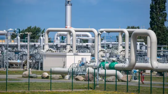Blick auf Rohrsysteme und Absperrvorrichtungen in der Gasempfangsstation der Ostseepipeline Nord Stream 1 und der Übernahmestation der Ferngasleitung OPAL in Lubmin. (Foto: Stefan Sauer/dpa)