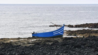 Ein von Flüchtlingen verlassenes Boot an einem Strand in Spanien. (Symbolbild). (Foto: Europa Press/EUROPA PRESS/dpa)