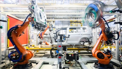 Der Industrieroboter-Hersteller Kuka baut in Augsburg mehr Arbeitsplätze als zunächst geplant ab. (Archivbild)  (Foto: Julian Stratenschulte/dpa)