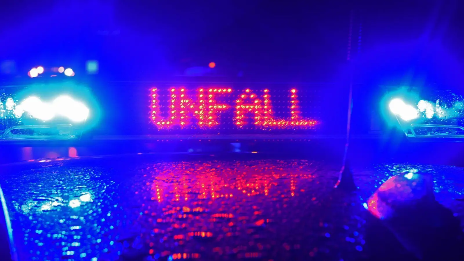 Der Betrunkene landete mit dem Auto in einem Bach. (Symbolbild) (Foto: Stefan Puchner/dpa)