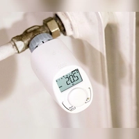 Digitale Thermostate ermöglichen eine zeitgesteuerte Temperaturregelung in einzelnen Räumen ohne Zugang zur Heizungsanlage. (Foto: Karolin Krämer/dpa-tmn)