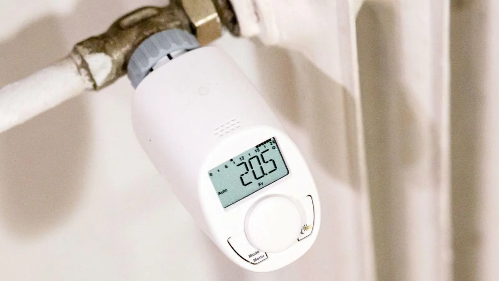 Digitale Thermostate ermöglichen eine zeitgesteuerte Temperaturregelung in einzelnen Räumen ohne Zugang zur Heizungsanlage. (Foto: Karolin Krämer/dpa-tmn)
