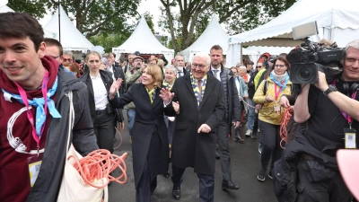 Steinmeier geht in Würzburg auf Tuchfühlung. (Foto: Karl-Josef Hildenbrand/dpa)