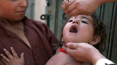 Ein afghanisches Kind wird im Rahmen einer Kampagne gegen Polio geimpft. (Foto: Mariam Zuhaib/AP/dpa)