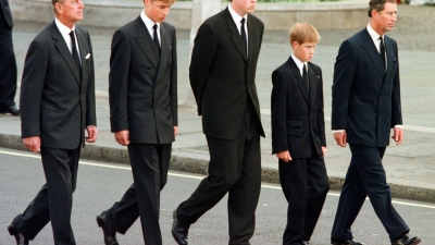 Dianas Bruder Charles Spencer (Mitte) soll sich gegen die Teilnahme der Prinzen William (2. v. l.) und Harry (2. v. r.) ausgesprochen haben. (Archivfoto) (Foto: Jeff J Mitchell/AP/dpa)