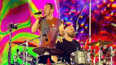 Sänger Chris Martin (l) steht neben Schlagzeuger Will Champion auf der Bühne. (Foto: Suzan Moore/PA Wire/dpa)
