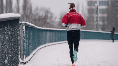 Warm eingepackt, aber bitte nicht zu warm: Wer im Winter beim Laufen zu viel schwitzt, dem wird danach ordentlich kalt. (Foto: Zacharie Scheurer/dpa-tmn)