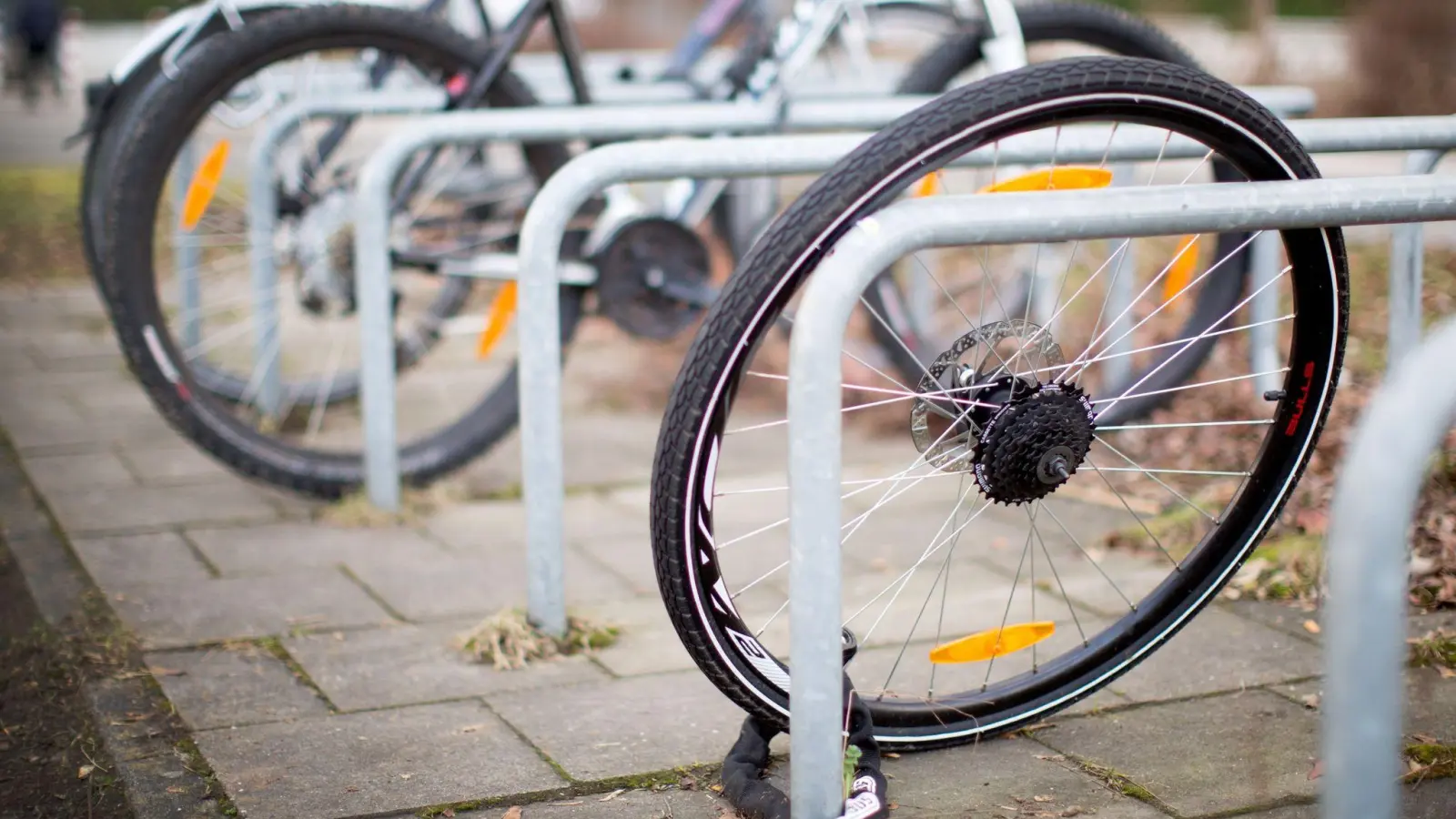 Weg! Was ist nach einem Fahrraddiebstahl zu tun und welche Versicherung könnte für den Schaden aufkommen? (Foto: Martin Gerten/dpa/dpa-tmn)
